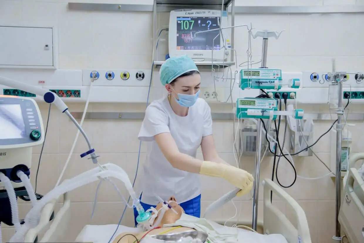 俄罗斯女医生穿防护服,俄罗斯女护士防护服照片