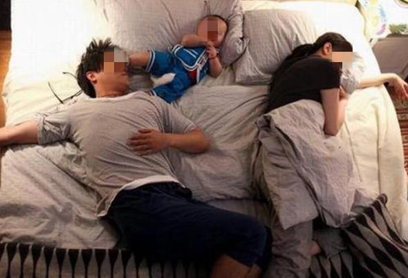 大人睡觉翻身压到孩子,爸爸睡觉翻身压死三个月孩子