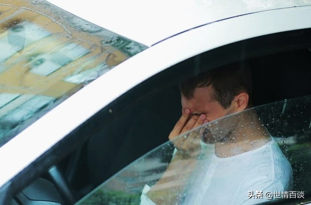 男子帮妻子买卫生巾被路人辱骂,男子给老婆买护垫