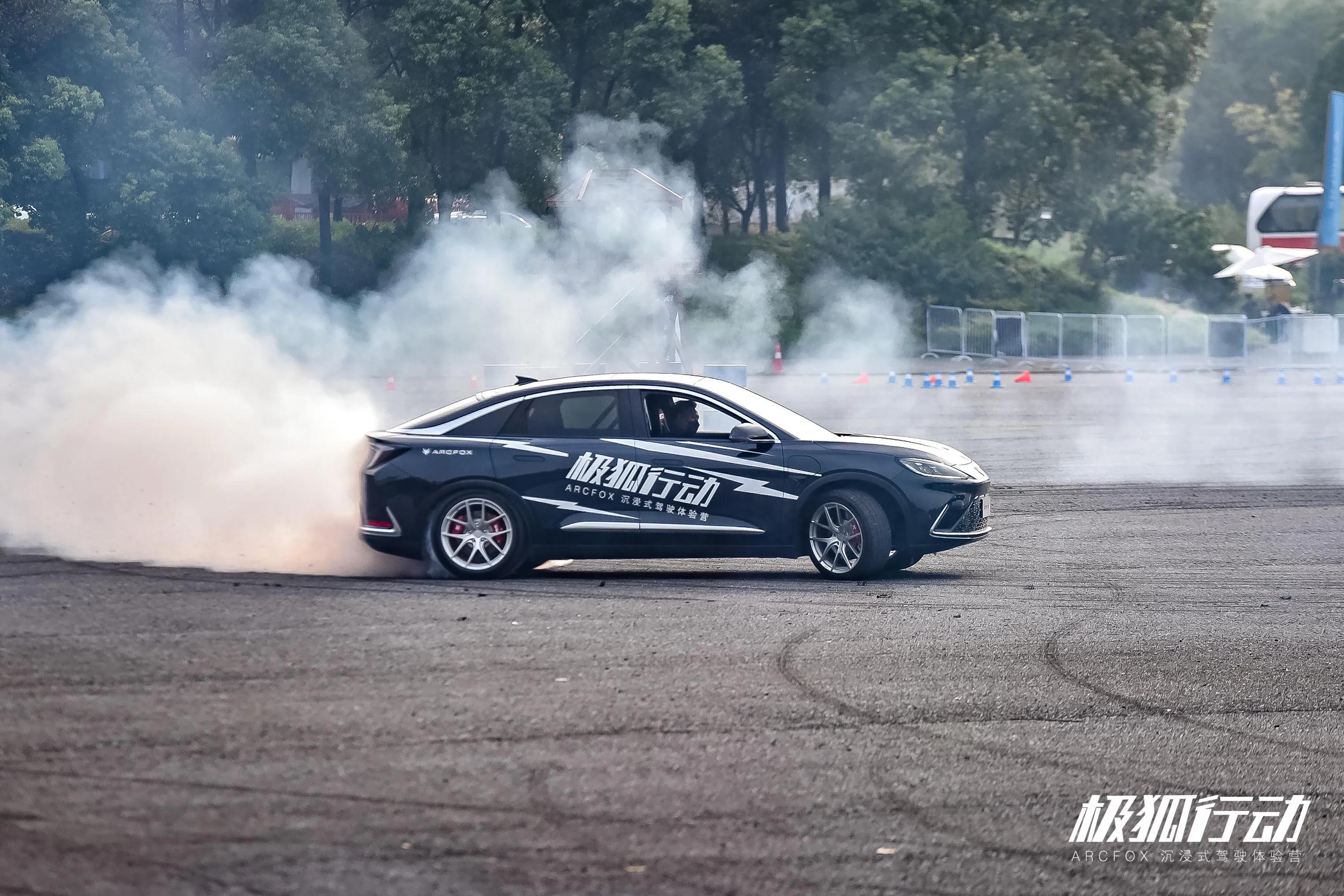 鏋佺嫄琛屽姩2.0,鏋佺嫄琛屽姩2.0姹借溅