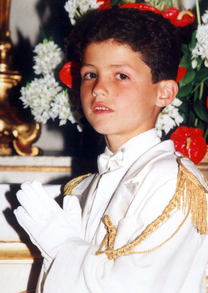 马德拉岛的孩子踏上了回家的旅程,马德拉岛的少年在夕阳下渐行渐远