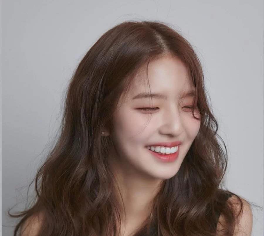 长脸自来卷适合什么好打理的发型,头发微卷脸型宽适合什么发型