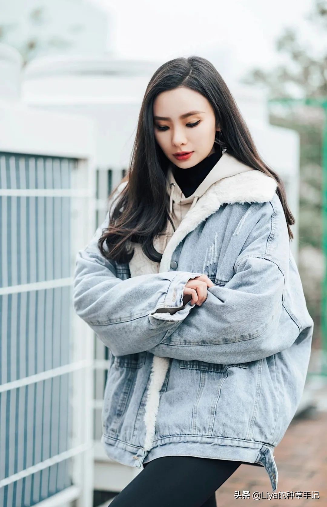 高领卫衣缩小领口的针法,卫衣小高领2018最时髦穿搭