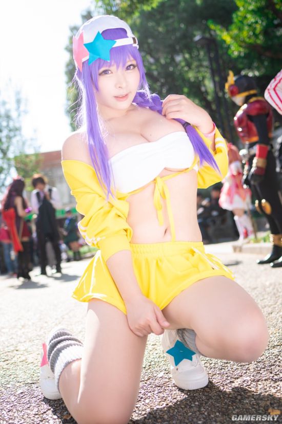 上围塞满整个衣服肉感十足的日本萌系小姐姐