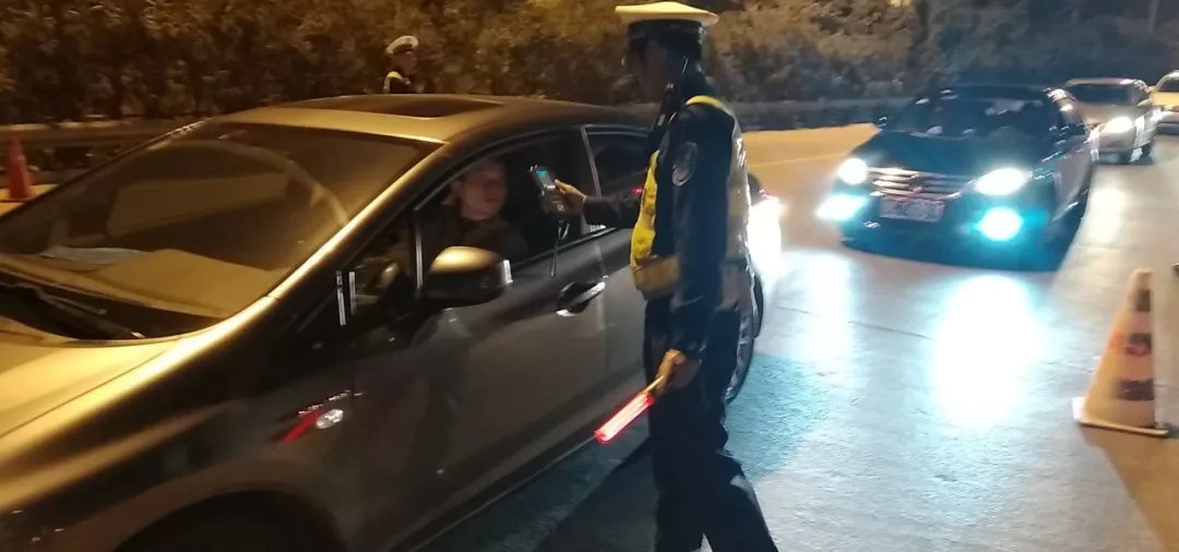 最牛号牌小车一进珠海就被抓！司机当场发朋友圈博点赞…