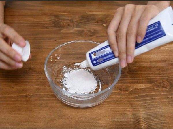 衣服白衣服黄了用什么洗好,白衣服彩色衣服发黄洗白小窍门