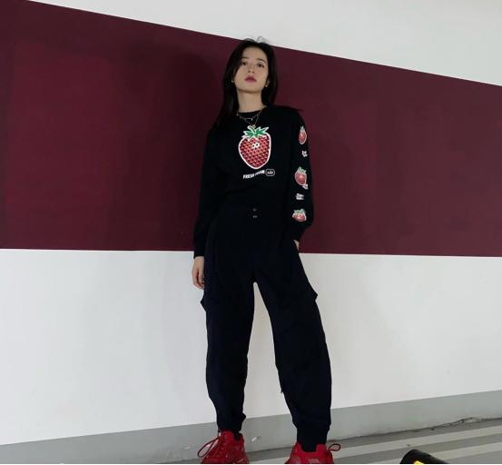 周雨彤寒武纪皮衣,周雨彤庄洁穿搭皮衣