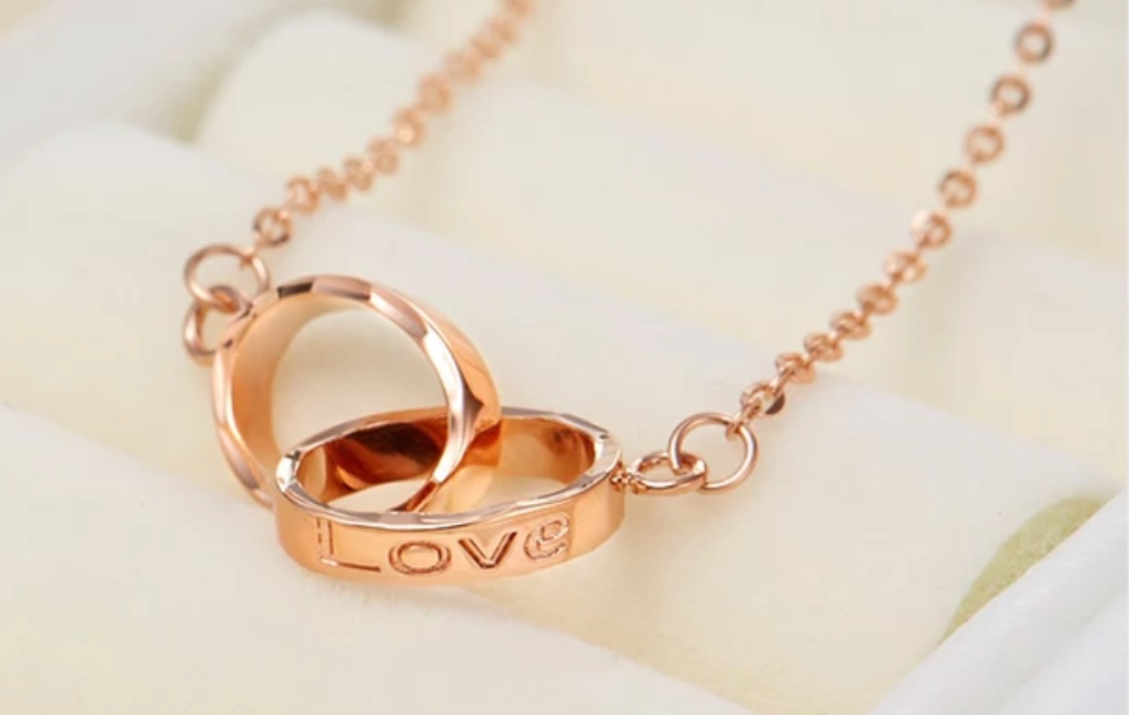 30多岁的女性戴怎样的首饰好看,20岁左右女生戴的金首饰推荐