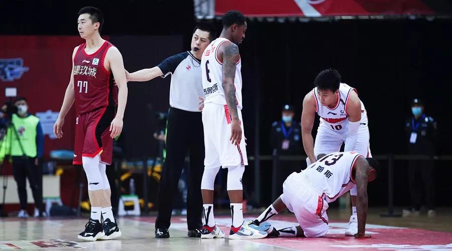 边打篮球边打人,一边打球一边打手