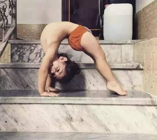 小学生腹肌搓衣板,小孩也可以练出最牛逼的八块腹肌