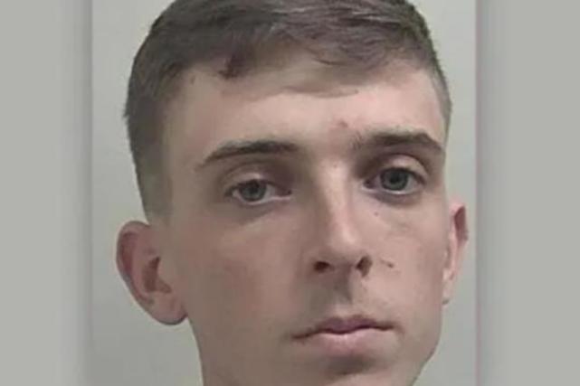 男子虐待妻子三年,49岁男子虐待女友