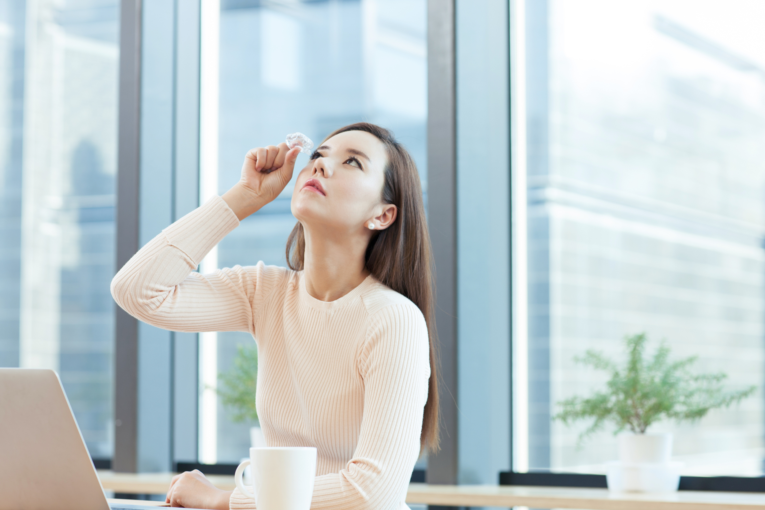 眼睛干就滴几滴“网红”眼药水，结果出乎女白领的意料