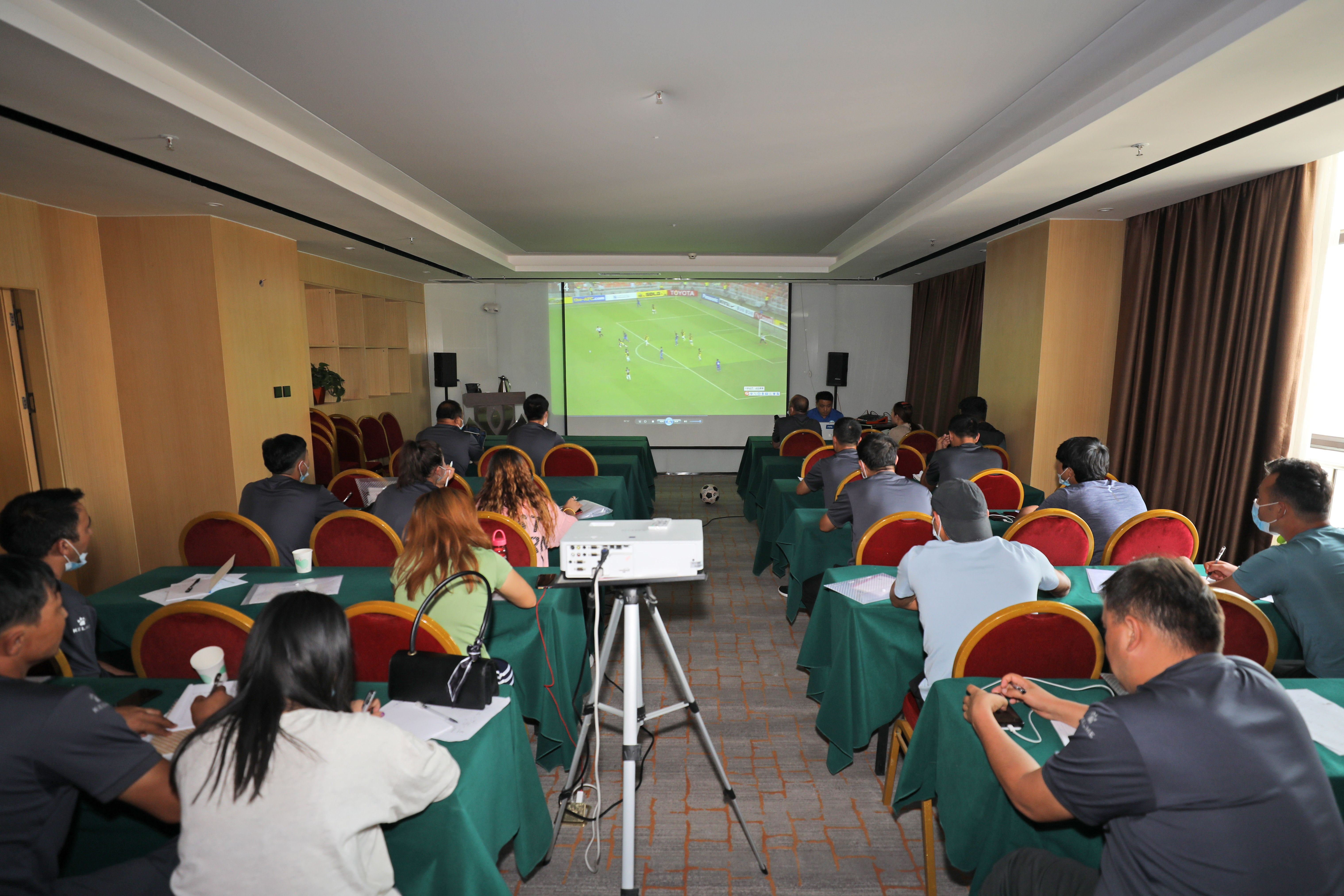 体育援疆正在进行|天津市体育局、天津足协助力*疆新**和田地区裁判员培养工作