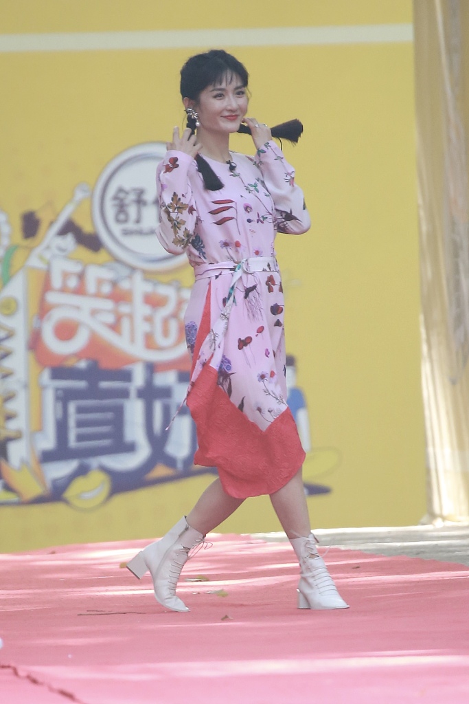 谢娜同款粉白格连衣裙,谢娜穿三宅连衣裙