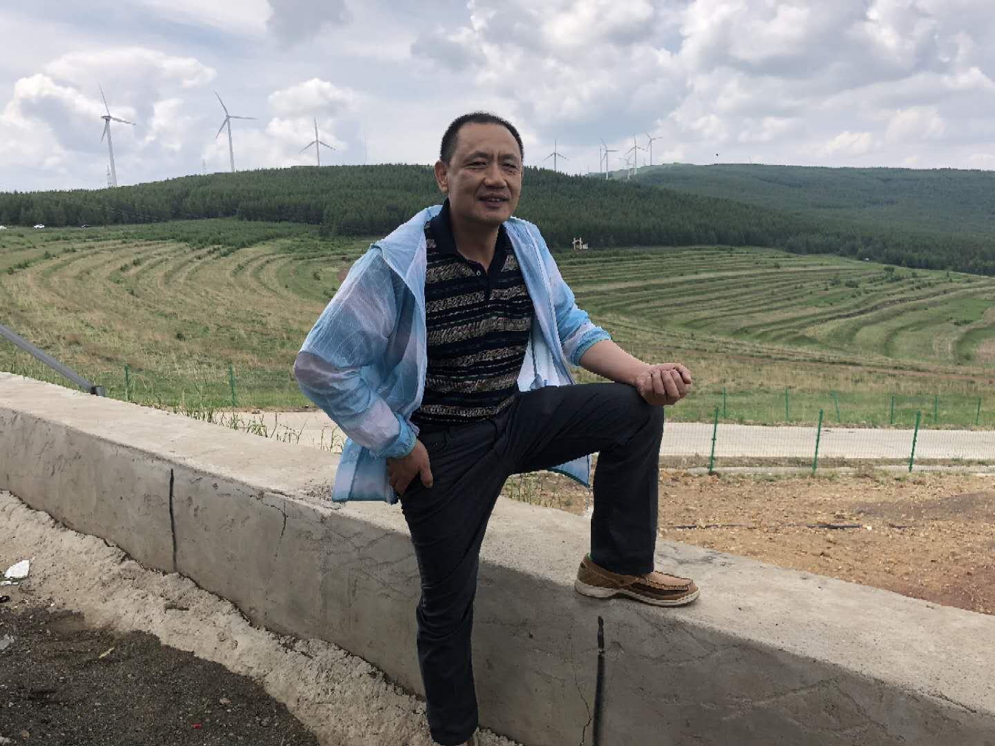 野草诗社理事会向全体诗友和关心、支持诗社的社会各界朋友拜年！