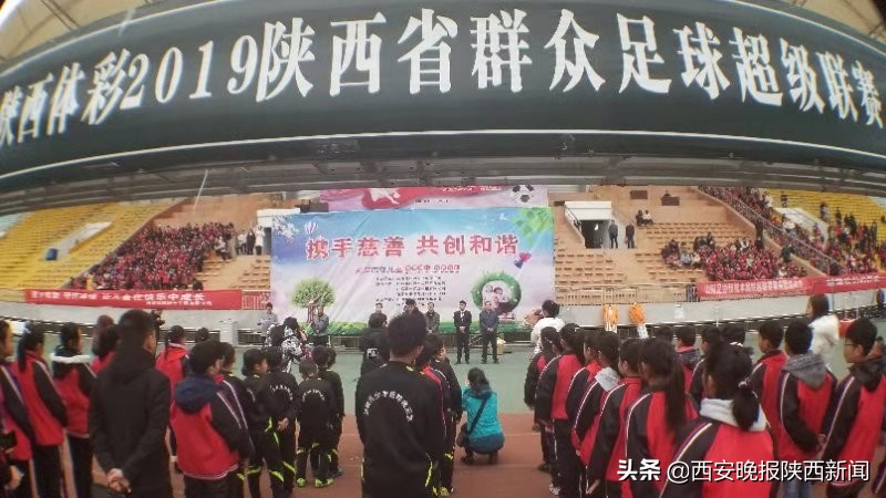 爱心足球慈善公益行走进乡村小学,善举温暖农村留守儿童