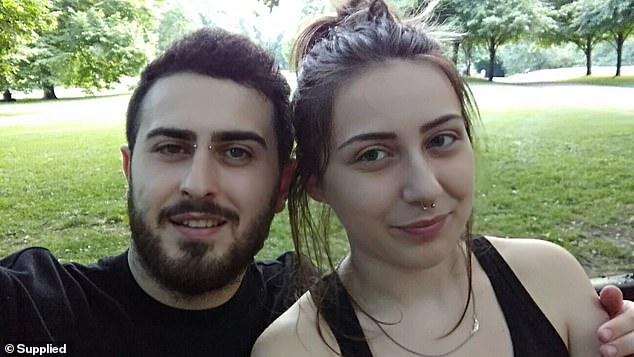 英女子痴迷梅根“雀斑妆”，拙劣手术让面部毁容，花3万治疗修复