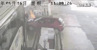 “别慌，喷它！”加油站起火，女工神操作1分钟搞定