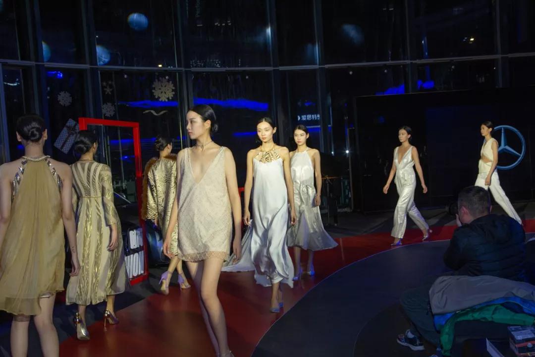 奔驰网红店,打卡网红店有什么意义