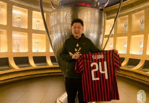 ac米兰标志性开场球迷助威,AC米兰新援德斯特