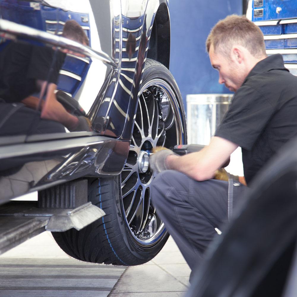 汽车四颗螺丝怎么就能固定轮胎,汽车轮胎的螺丝是怎么打开的