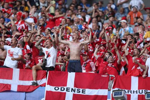 足球为什么这么受欢迎英文,足球为什么最受欢迎请举例说明