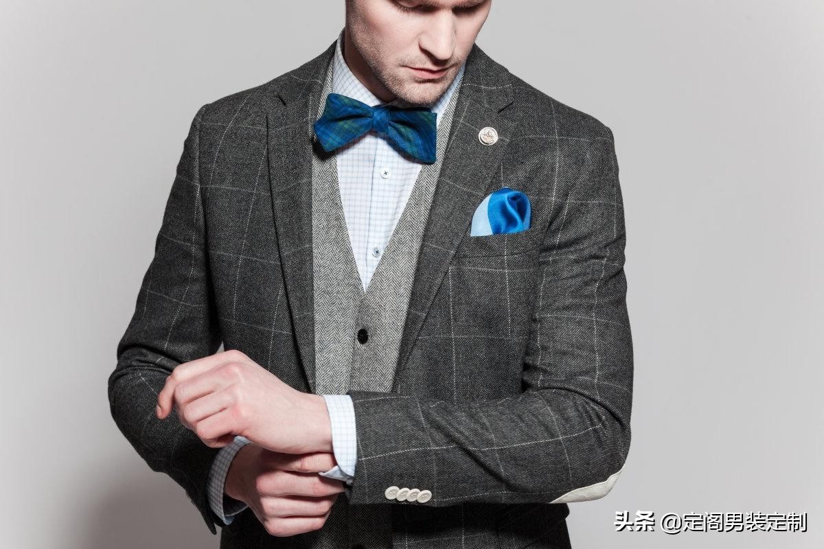 男生合身西装和宽松西装哪个好看,怎样挑选合身的西装