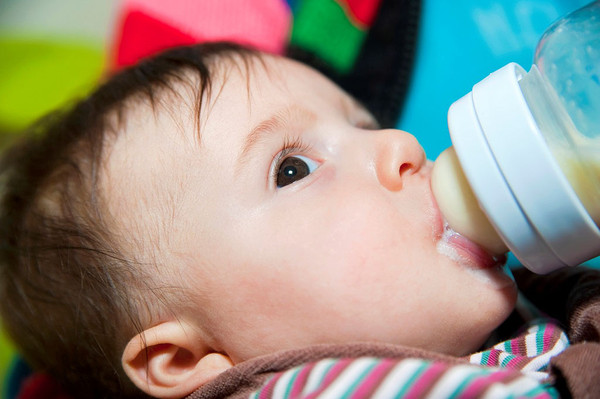 宝宝喝奶喂水,宝宝喝奶要勺子喂才喝