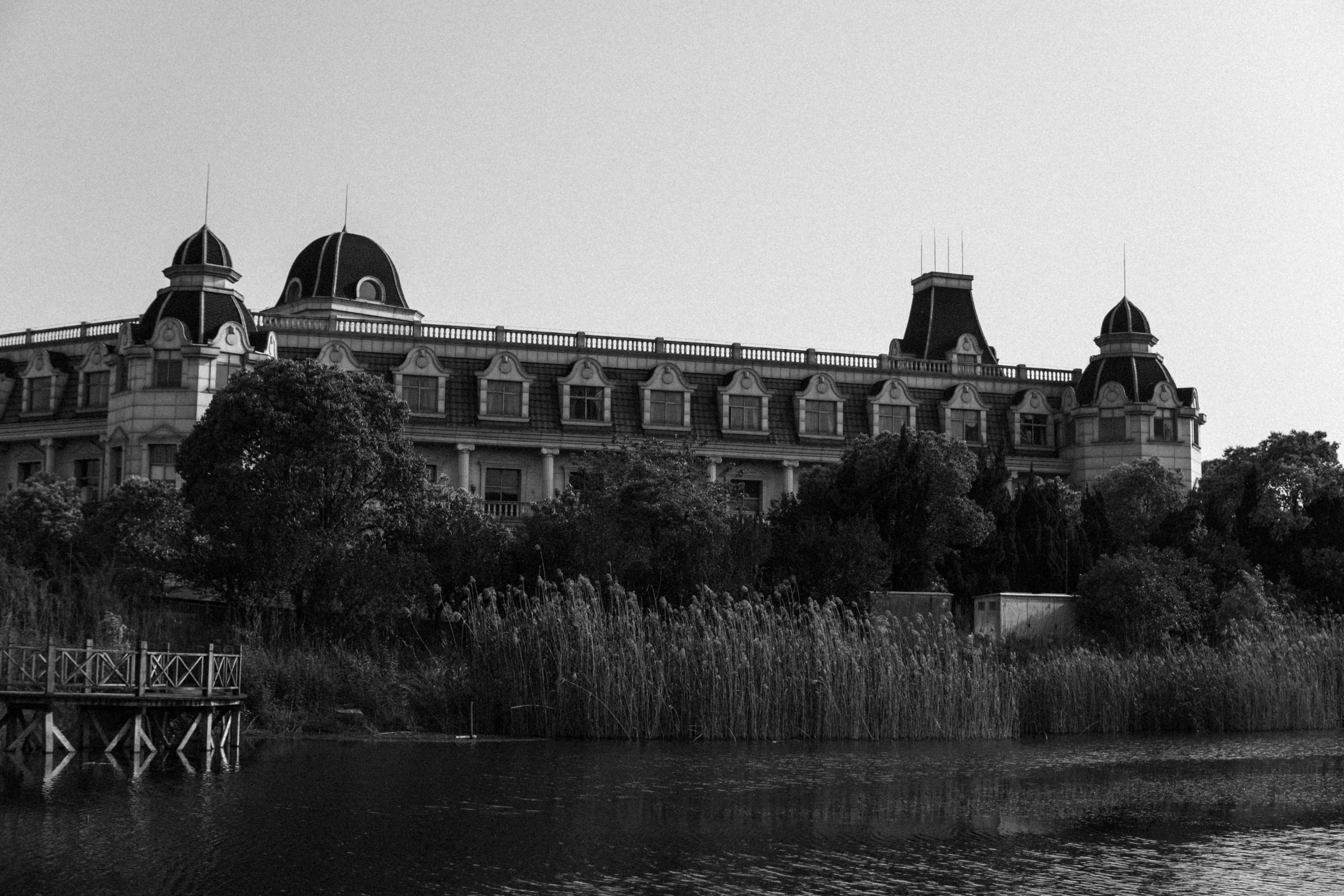 开着曾经的最美大众探寻废弃城堡，如今B6迈腾还值得购买吗？