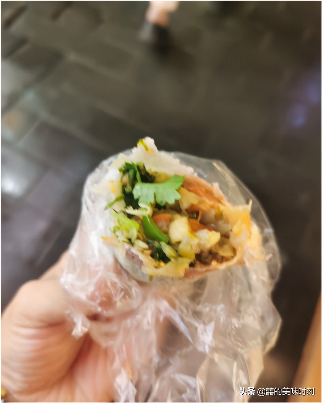 母女俩路边卖面食,福建两母女