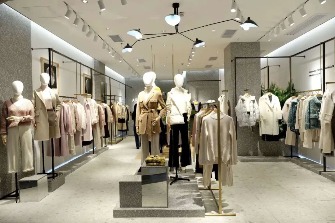 谁说服装店不行了？这个低调的女装却悄悄地开了1200多家店