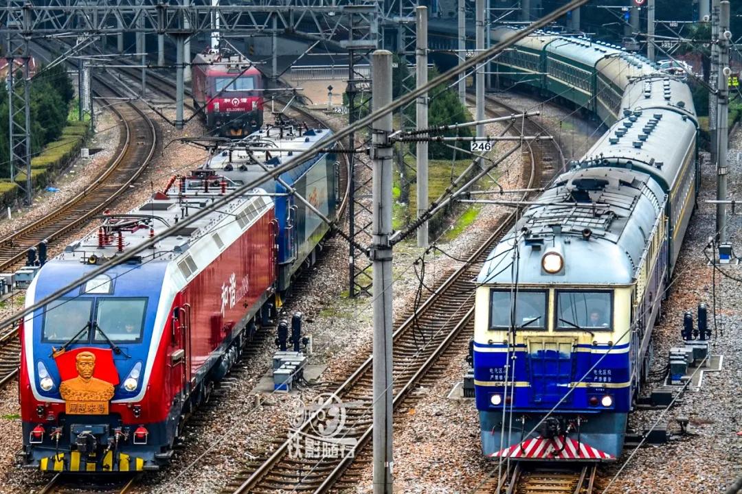 铁影车,东风11型内燃机车照片