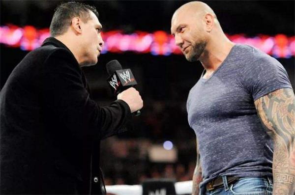 wwe高柏被巴蒂斯塔打,战神高柏和野兽巴蒂斯塔谁更厉害