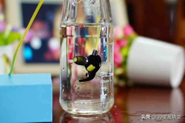 耳机掉水里还能用吗要怎么处理,耳机掉水里了怎么补救