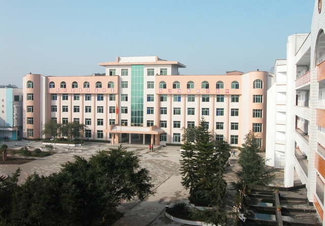 泸州高中与泸县二中哪个更强,泸州高中好还是合江中学好