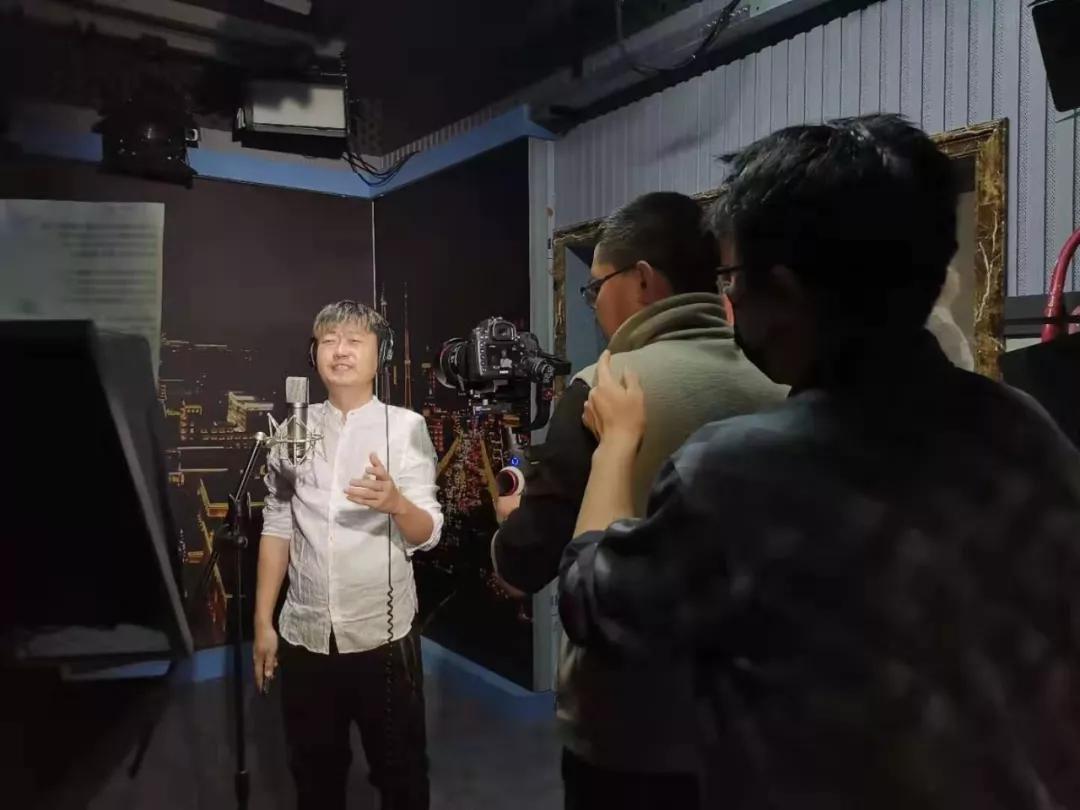 讴歌逆行者礼赞生命作文,众志成城礼赞最美逆行者