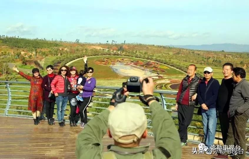 太热闹!弥勒花海、人海、车海、舞海...这些人上镜了!
