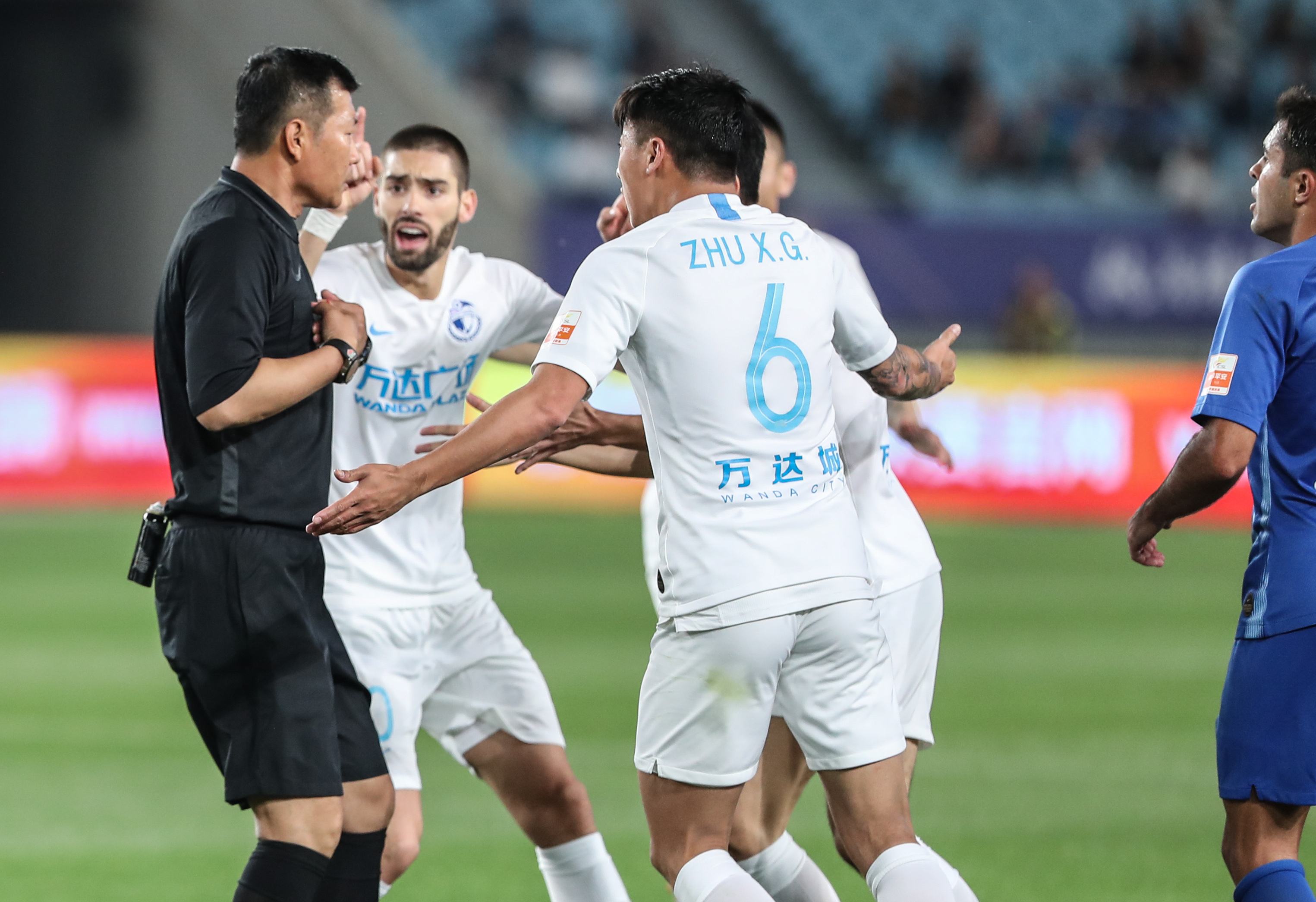 中超裁判反应集锦,中超裁判罕见树立权威事件