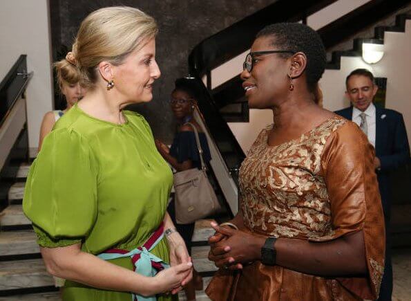 英女王小儿媳访问非洲！蓝上衣配花裤子接地气，挡不住优雅高贵范