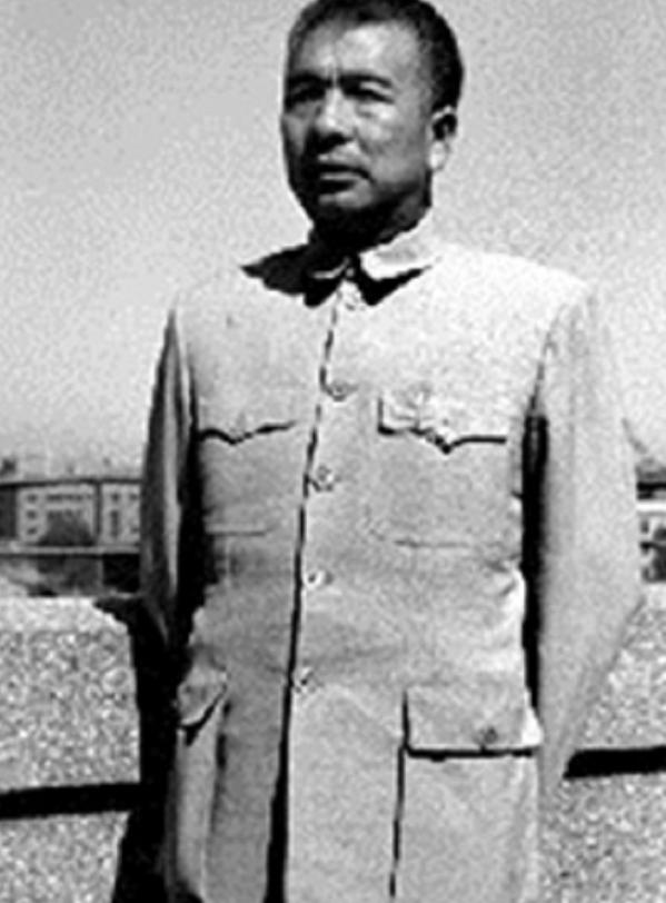 1988年，人大会议上*小平邓**正要抽烟，收到陌生纸条：请你不要吸烟