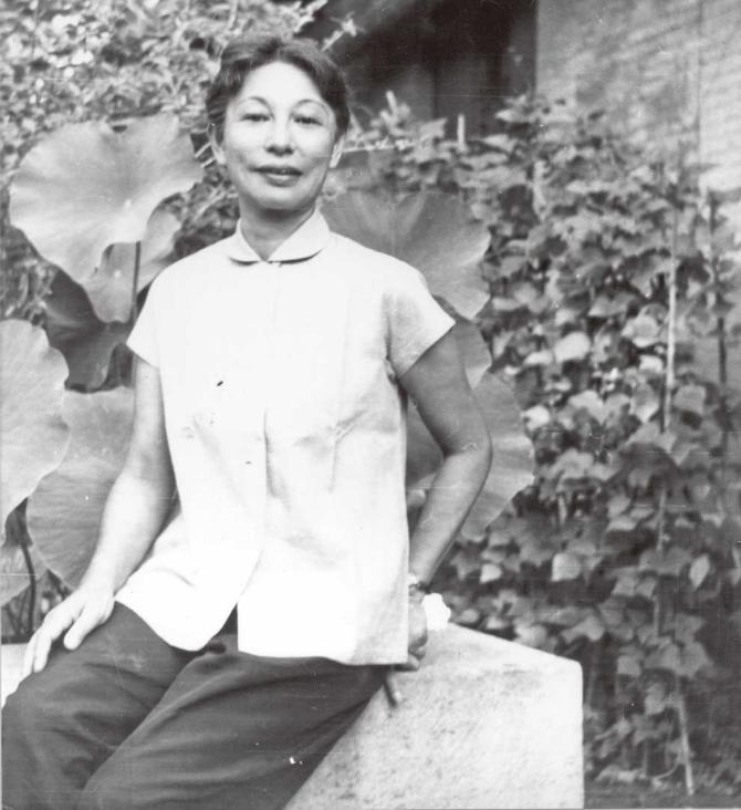 从贵族小姐沦落到乡下喂猪、刷马桶,替夫还债,她的优雅让人心疼