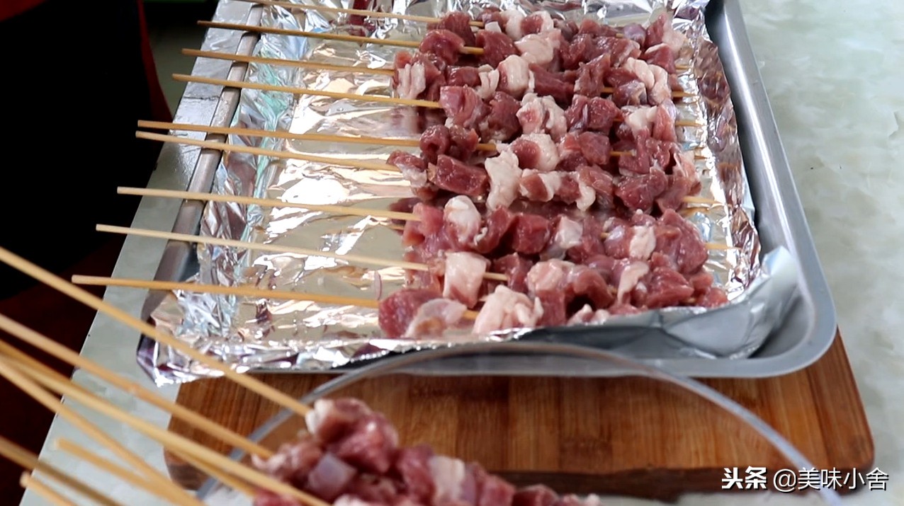 想吃羊肉串不用去夜市，做法诀窍教你在家烤，吃着真过瘾