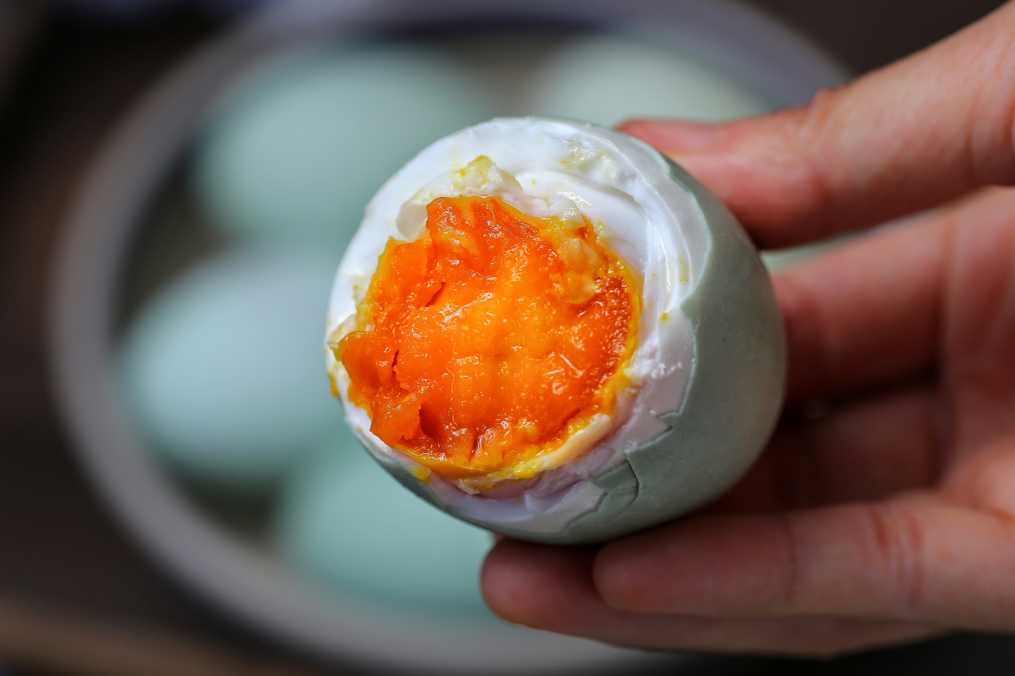 老式腌鸭蛋流油的方法,70岁老人腌鸭蛋的做法