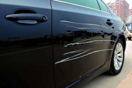 车违章停在路边被撞了怎么办,把车停在路边被撞了怎么办