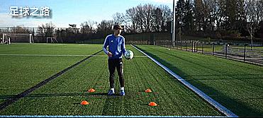 两分钟教你零基础颠球,如何练单脚旋转颠球