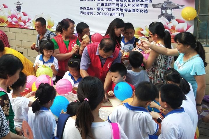 星期天小孩子特别开心,一到周末小孩就开心