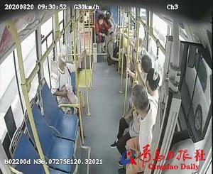 青岛一老汉在公交车上突然犯病，车载监控记录下感人一幕