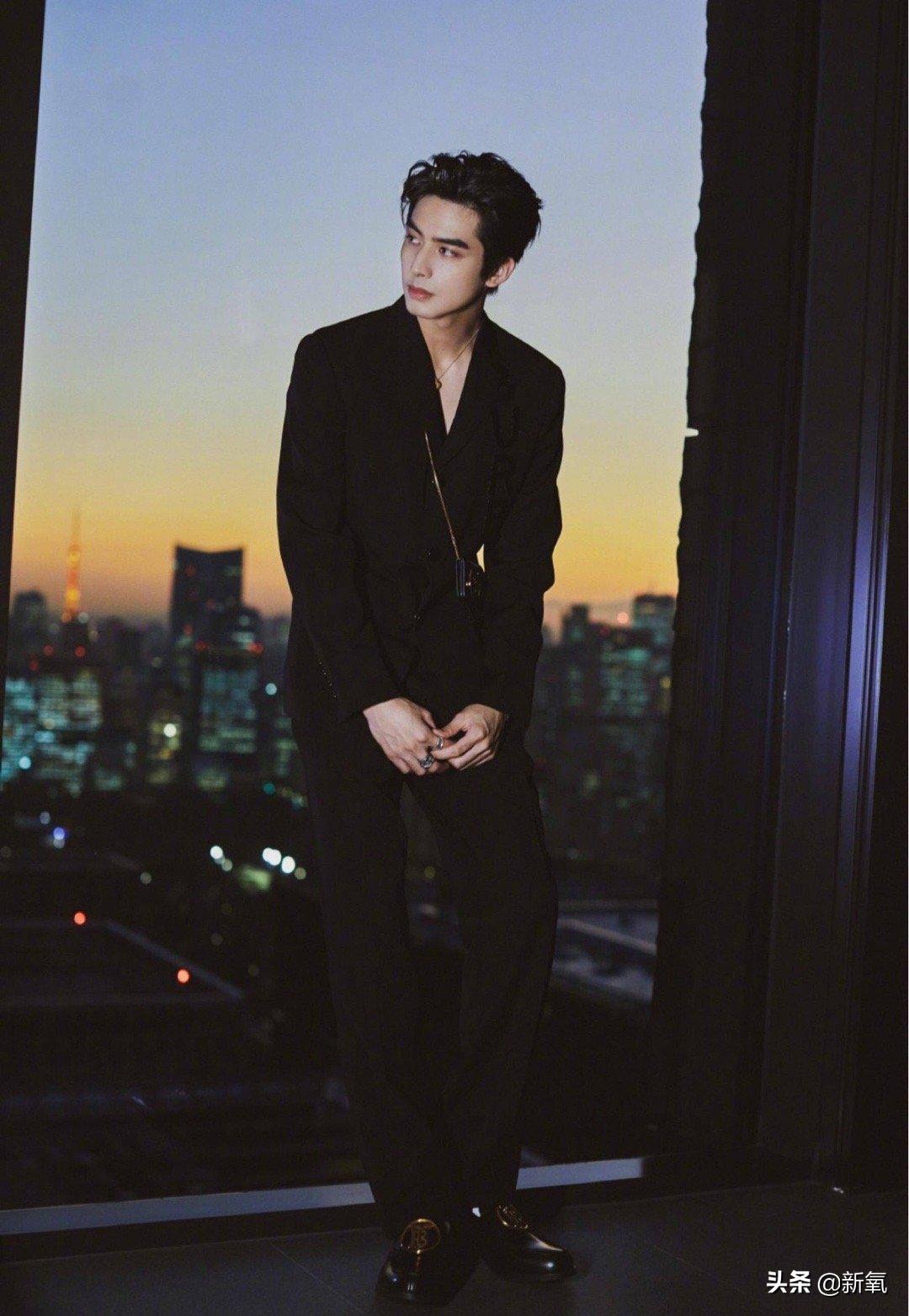 1米8大长腿，抿嘴笑爆红被吹顶级神颜，没想到竟然是照骗...