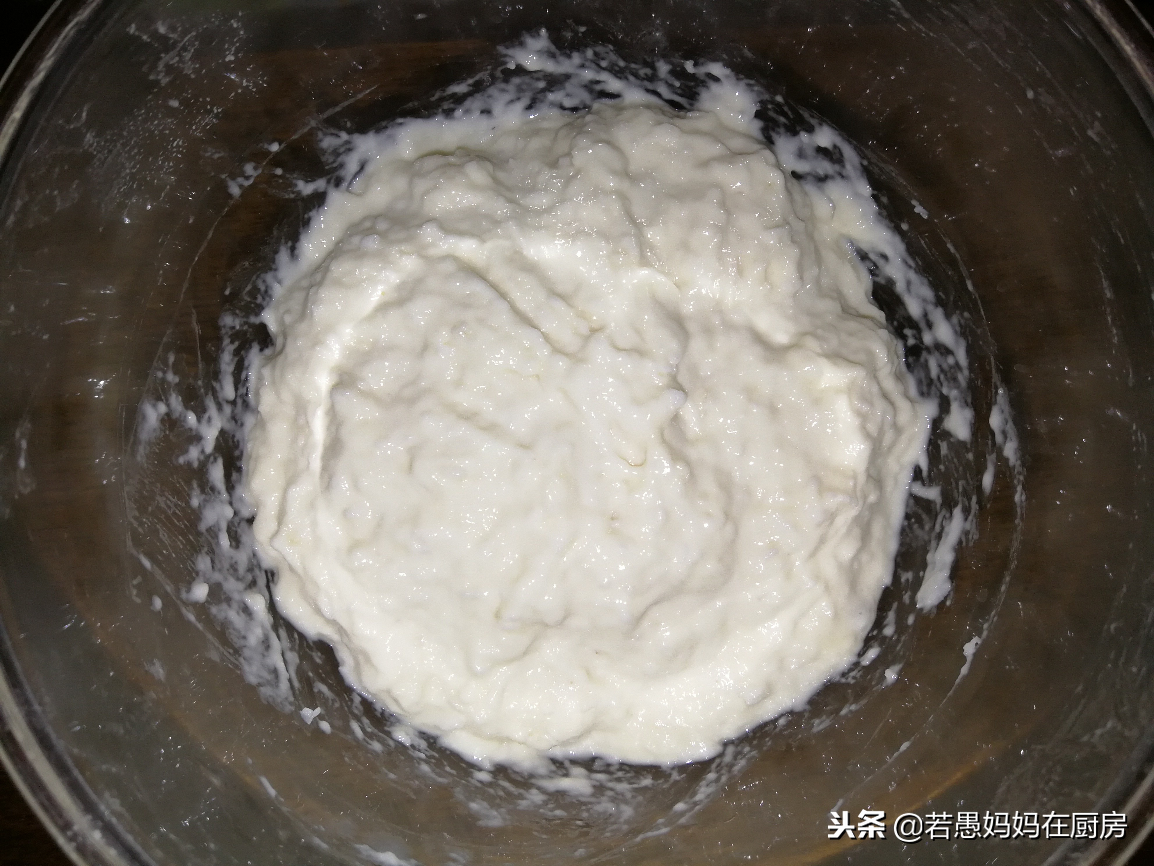 这面和的像稀泥，做出来的饼柔软筋道，放凉都不会硬，做法超简单