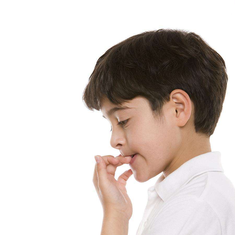 小孩指甲短秃是怎么回事,孩子指甲很秃不长怎么办